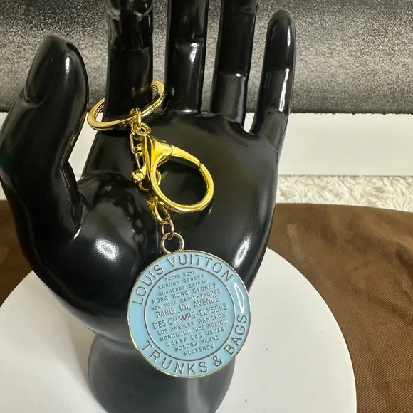 Trunks and Bags Louis Vuitton Yellow and Light Blue Keychains - Picture 5 of 5